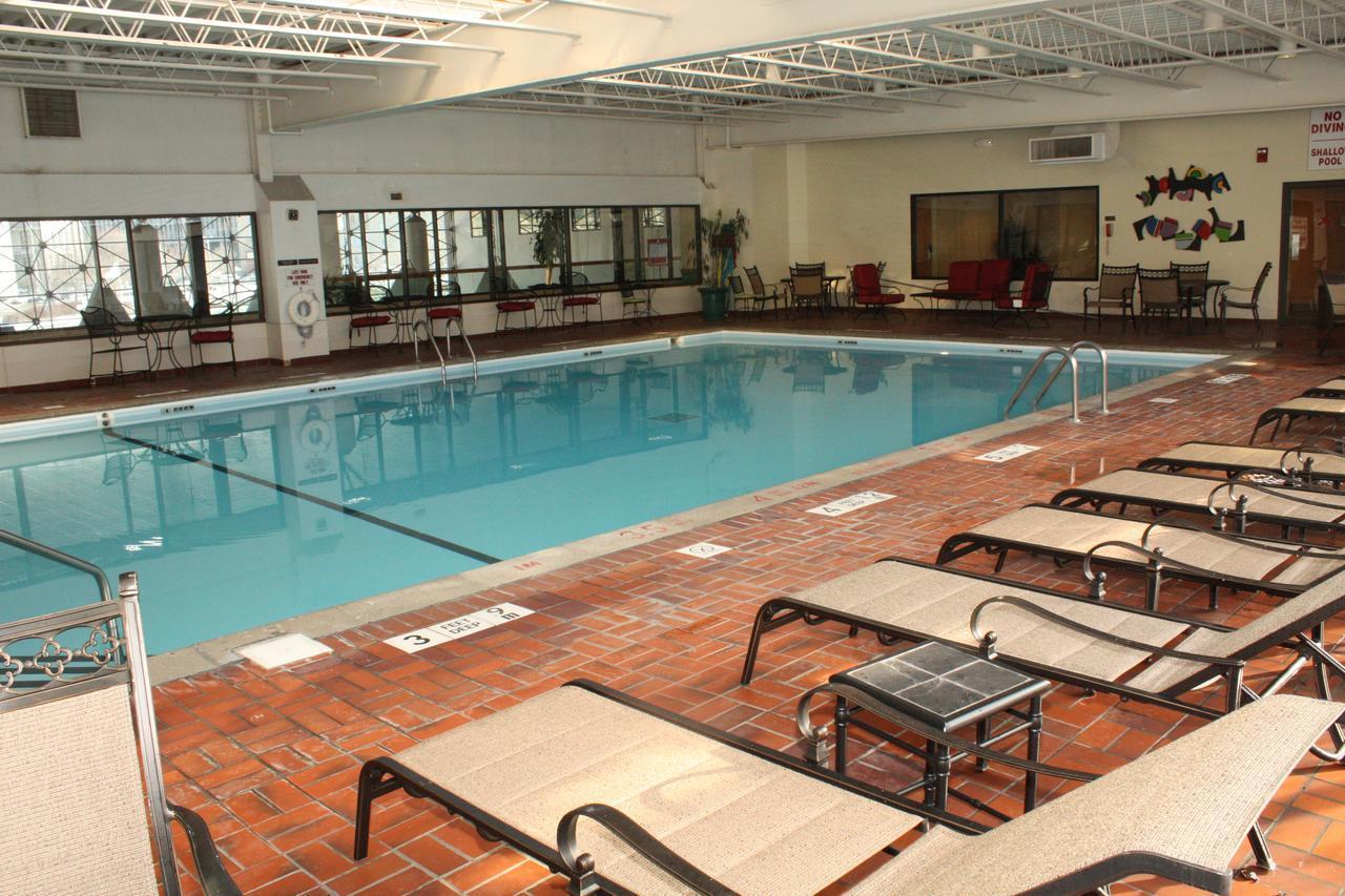 Ramada By Wyndham Buffalo Downtown Екстер'єр фото