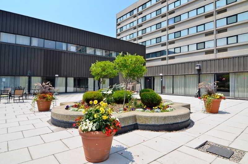 Ramada By Wyndham Buffalo Downtown Екстер'єр фото